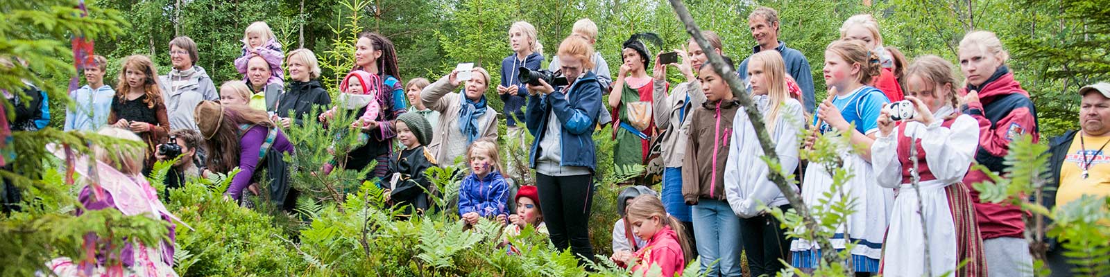 bilde av publikum på en eventyrvandring